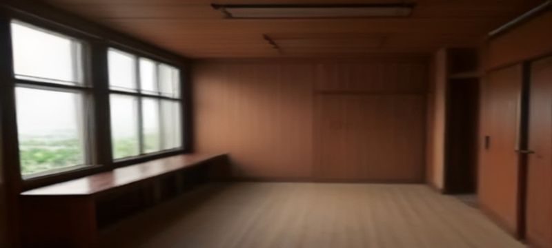 温馨家庭客厅中公公与媳妇围坐在茶几旁轻松交谈，阳光透过纱帘洒落，画面展现和谐融洽的公公媳妇相处氛围